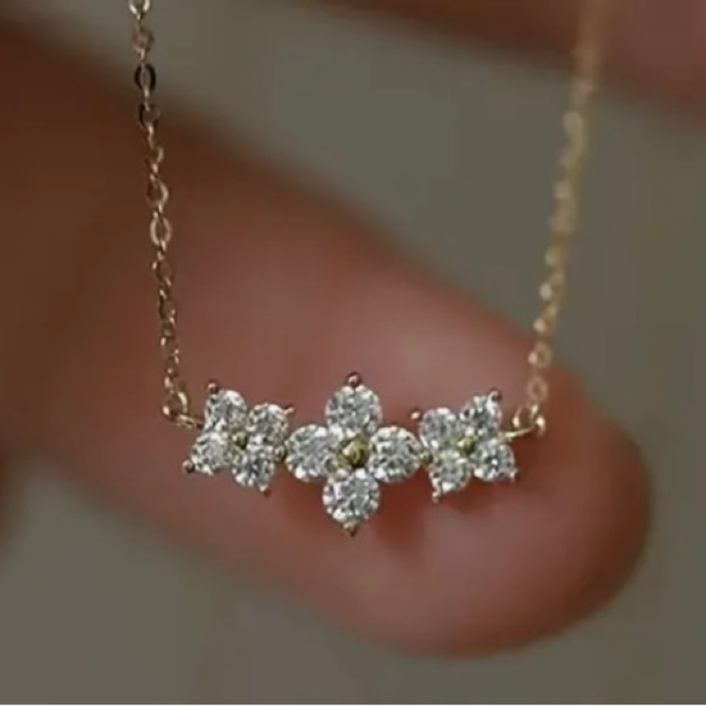 🤍Triple flower gold necklace